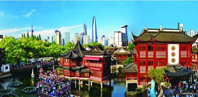 上海豫园，城市山水。山石峥嵘，树木苍翠，以清幽秀丽、玲珑剔透见长，具有小中见大的特色，体现出明清两代南方园林的艺术风格，不愧为中国古代园林中的精品。