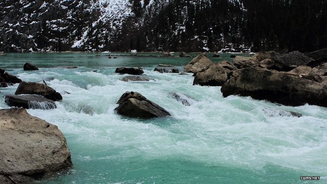 河流源于山脉而蜿蜒流动，并源源不断得到补给，故河流象征着生命力的流动状态及延续性。